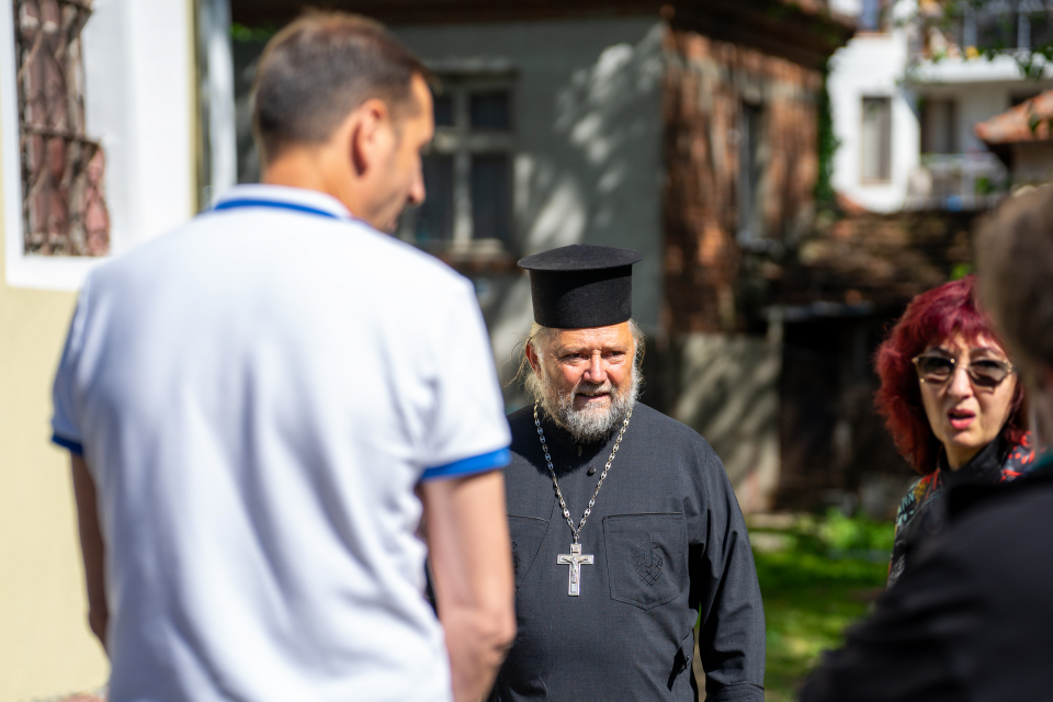 
В навечерието на светлите Великденски празници, кметът на Ямбол посети храм "Света Троица", разговоря с отец Жельо и с част от църковното настоятелство,...